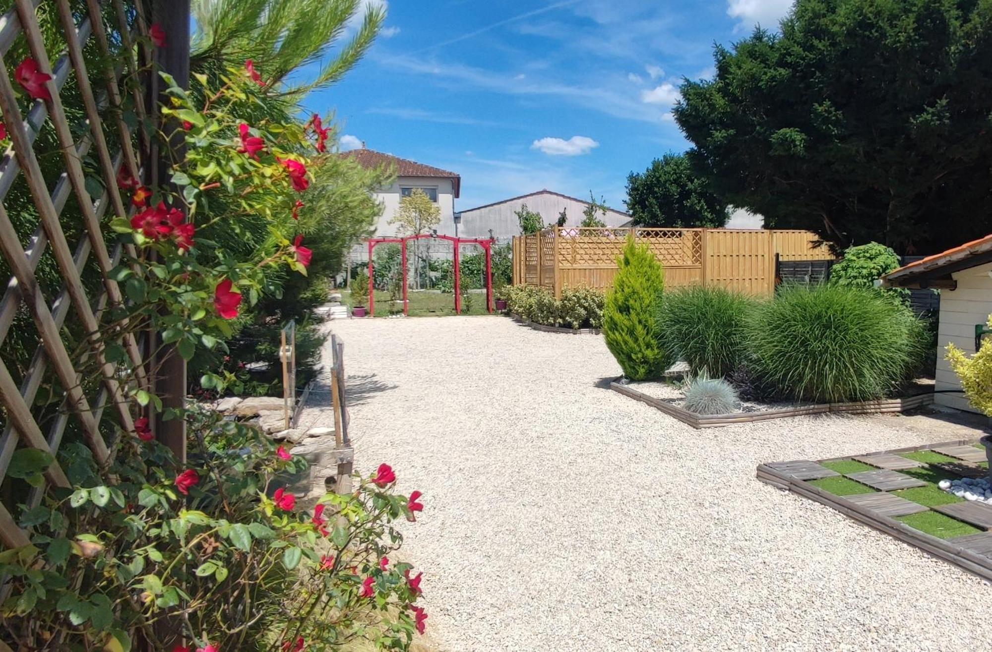 Le Clos Des Passiflores Pons Exterior photo